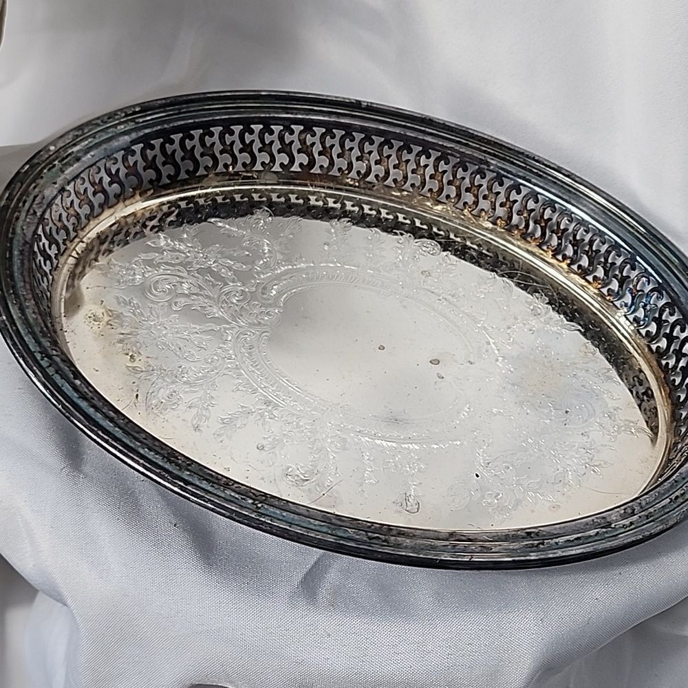 Vintage Oneida Lovely Oval Pierced Cutwork Silver Tone Tray